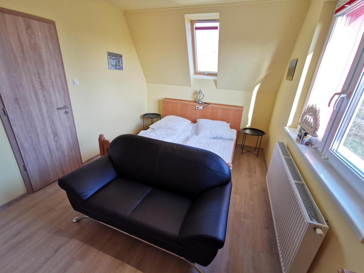 Bed and Breakfast Keresz Panzio Martely Zewnętrze zdjęcie