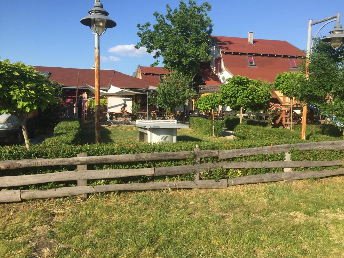 Bed and Breakfast Keresz Panzio Martely Zewnętrze zdjęcie