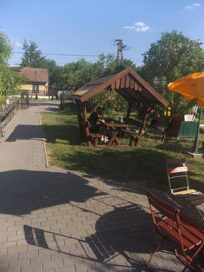 Bed and Breakfast Keresz Panzio Martely Zewnętrze zdjęcie