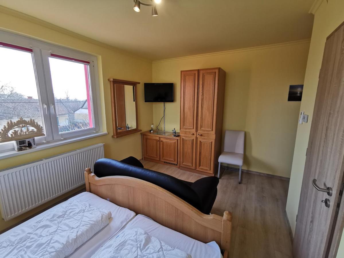 Bed and Breakfast Keresz Panzio Martely Zewnętrze zdjęcie