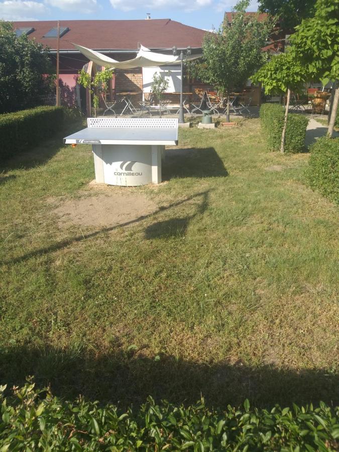 Bed and Breakfast Keresz Panzio Martely Zewnętrze zdjęcie