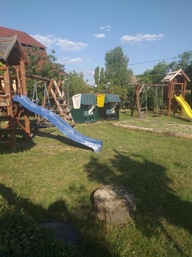 Bed and Breakfast Keresz Panzio Martely Zewnętrze zdjęcie